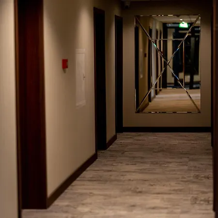 Sleep&fly Okecie Airport Frühstückspension 4*