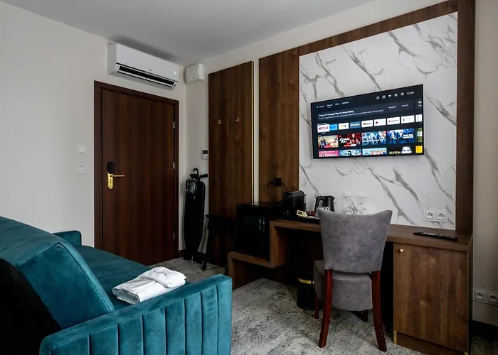 Sleep&fly Okecie Airport Bed & Breakfast