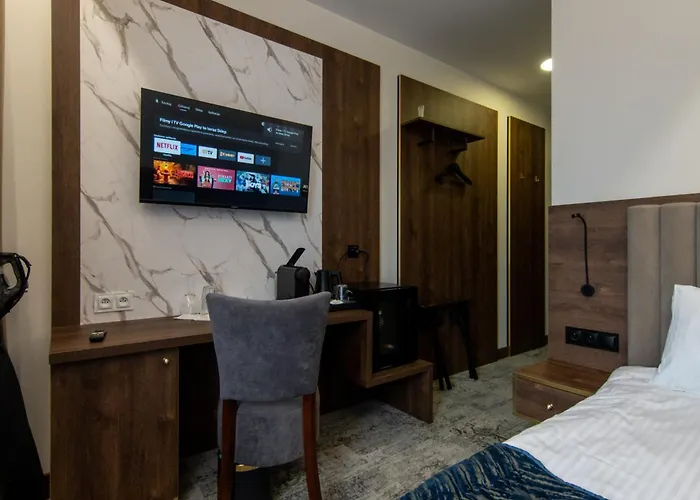 לינה וארוחת בוקר Sleep&fly Okecie Airport 4*