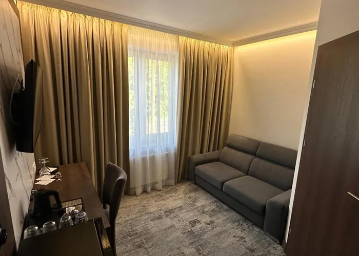 Sleep&fly Okecie Airport לינה וארוחת בוקר 4*