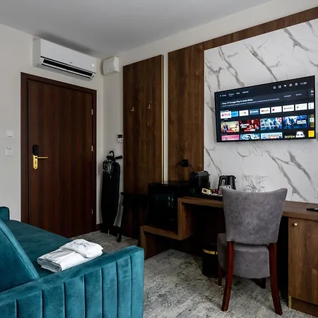 Sleep&fly Okecie Airport Bed & Breakfast