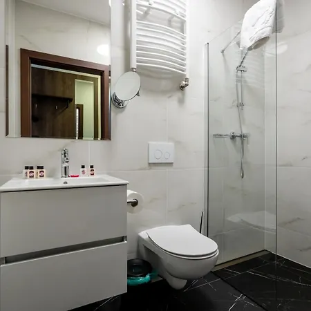 Sleep&fly Okecie Airport Bed and Breakfast